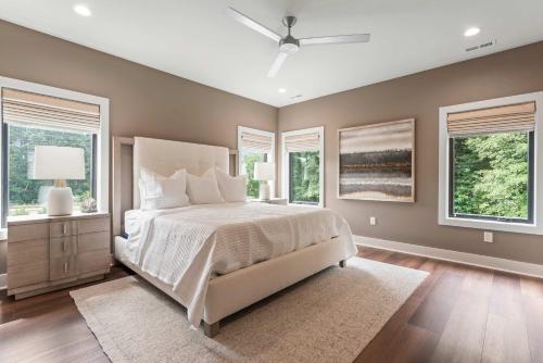 Postel nebo postele na pokoji v ubytování The Luxe Barn