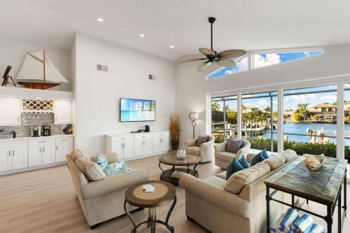 マルコ・アイランドにあるIsland Twilight Delightのソファとテーブルのあるリビングルーム