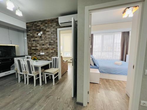 a room with a dining table and a bedroom at Chișinău MallDova in Chişinău