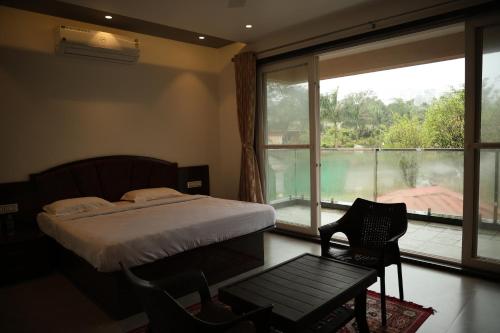 Postel nebo postele na pokoji v ubytování Gulmohar Resort and Spa