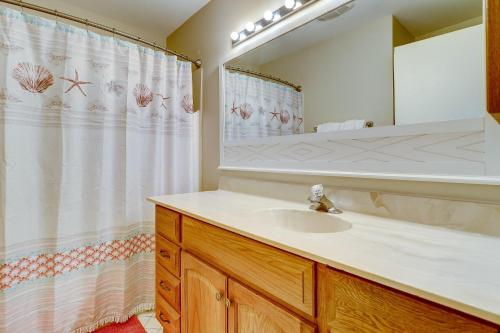 Un baño con lavabo y cortina de ducha. en SG8C: 8C Seagrove Villa, en Isle of Palms