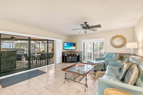 TV a/nebo společenská místnost v ubytování Modern Tranquility Flair