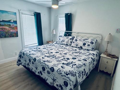 Ένα ή περισσότερα κρεβάτια σε δωμάτιο στο Seaside Retreat Cottages #2.