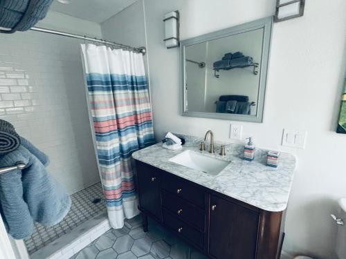 Ένα μπάνιο στο Seaside Retreat Cottages #2.