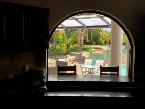 ソスアにあるVilla twin palmの2脚の椅子とパティオのあるアーチ型の窓