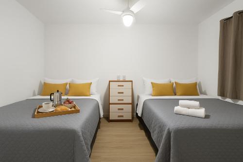deux lits côte à côte dans une pièce dans l'établissement HighView Urban - Modern Rooms, à Rio de Janeiro