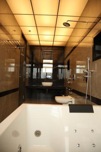 Koupelna v ubytování Gulmohar Resort and Spa