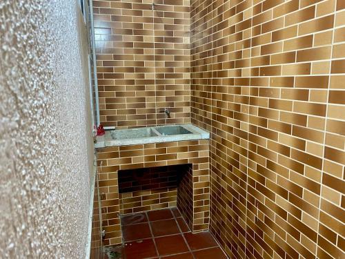 una ducha de azulejos con artificial en Hotel Casa Lopez - Cartagena, en Cartagena de Indias