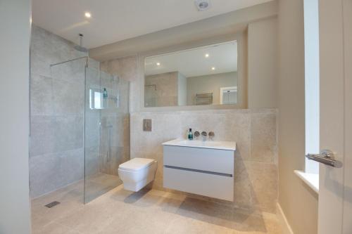 シーハウシズにあるWater's Edge at Farne House, Seahousesのシャワー、トイレ、洗面台を備えたバスルーム