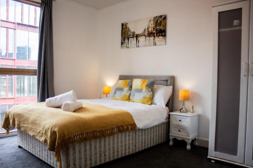 a bedroom with a bed and a window at Modern 2 Bed City Center Apartment in Manchester