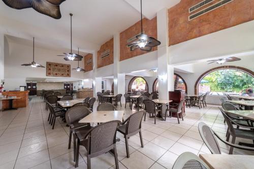 an empty dining room with tables and chairs at Hotel Castillo Huatulco & Beach Club in Santa Cruz Huatulco