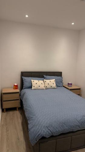 スタンモアにある2 bedroom maisonette in Stanmore newly refurbishedの枕が2つ置かれたベッドのある寝室