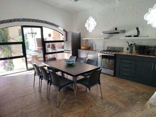a kitchen with a table and chairs in a room at Villa Convivencia in San Juan Cosalá