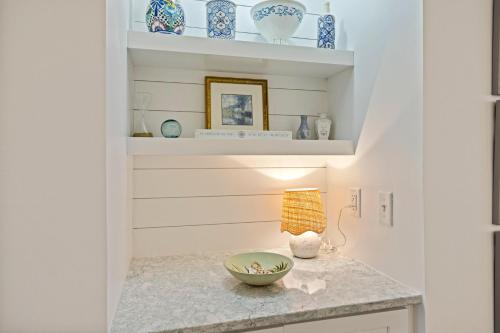 una cocina con jarrones azules y blancos y un tazón en una encimera en MWV2063: 2063 Marsh Walk Villa, en Seabrook Island