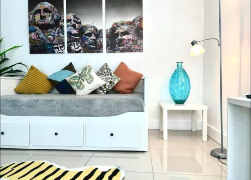 ein Zimmer mit einer Bank mit Kissen darauf in der Unterkunft GroveO1 10 min from the beach in Miami