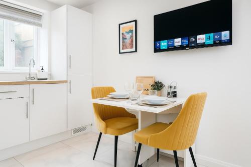 TV a/nebo společenská místnost v ubytování The Nest-Tiny Modern Flat, free parking, underfloor heating, easy access to M40