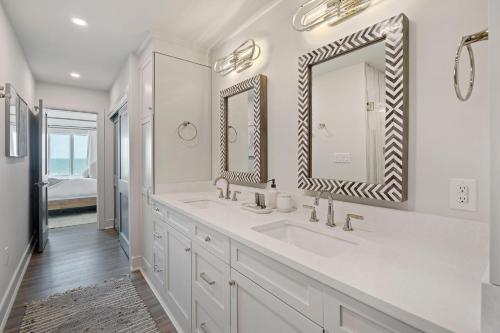 Un baño blanco con dos lavabos y un espejo. en MW4205: 4205 Mariners Watch, en Kiawah Island