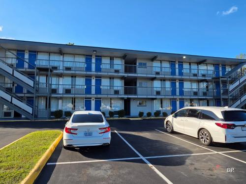 シャーロッツヴィルにあるRoyal Inn Motel-Charlottesvilleの建物前の駐車場に駐車した車2台