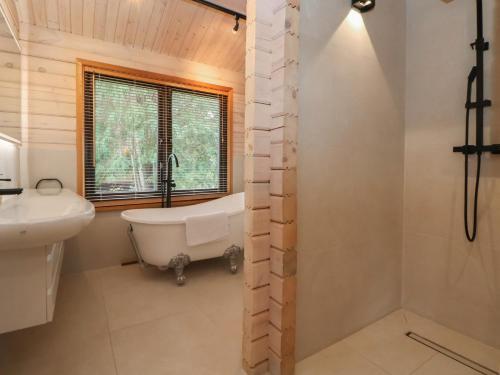 Ένα μπάνιο στο The Larch House