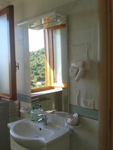 a bathroom with a sink and a mirror at B&B Il Nido dell'Aquila in San Donato di Ninea