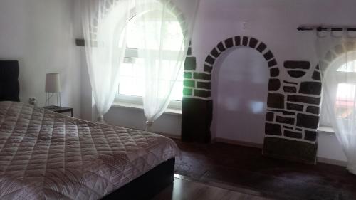 コウォブジェクにあるGawraのベッドルーム1室(ベッド1台、窓2つ付)