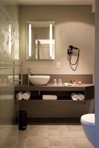 a bathroom with a sink and a mirror at Tuinhotel in Lommel