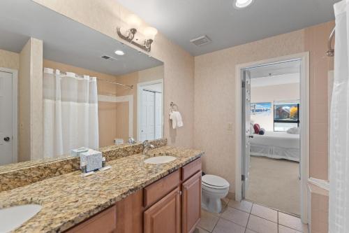 Un baño con dos lavabos y un inodoro. en Greens at Copper 217 by Summit County Mountain Retreats, en Copper Mountain