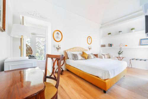 Una cama o camas en una habitación de Palazzo Sassi