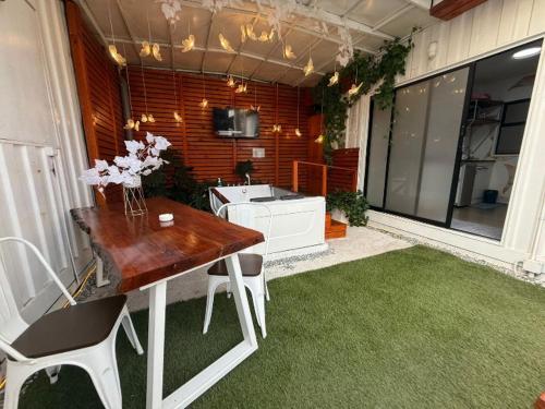 ビジャ・アレマーナにあるCasa Withe opción jacuzziのパティオ(テーブル、椅子、テレビ付)