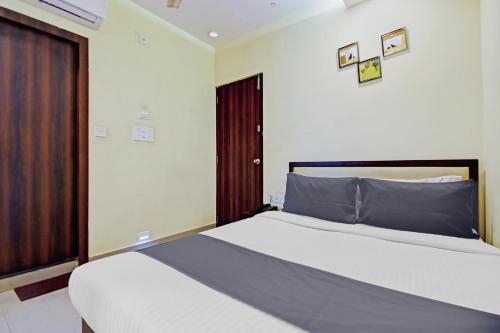 a bedroom with a large white bed and a window at Super Collection O Motisarai in Kolkata