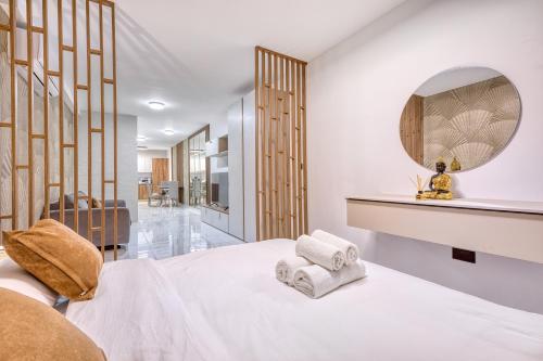 Postel nebo postele na pokoji v ubytování Cosy Suite Saint Julians