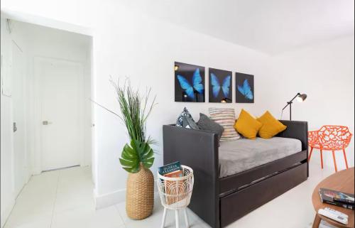 a living room with a bed and a table at GroveO6 10 minutes from the Beach in Miami