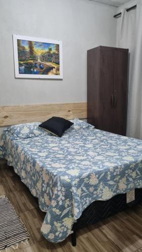 1 dormitorio pequeño con 1 cama y armario en Casa no centro da Serra do Cipó, en Santana do Riacho