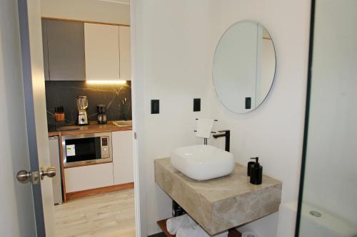 a bathroom with a sink and a mirror at Apartamento de Lujo en Quito in Quito