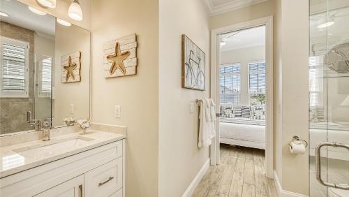 une salle de bain avec un lavabo, une douche et un miroir dans l'établissement Casa Junonia - 1032L, à Siesta Key