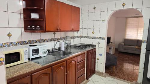 Η κουζίνα ή μικρή κουζίνα στο Charming family home in San Gil!