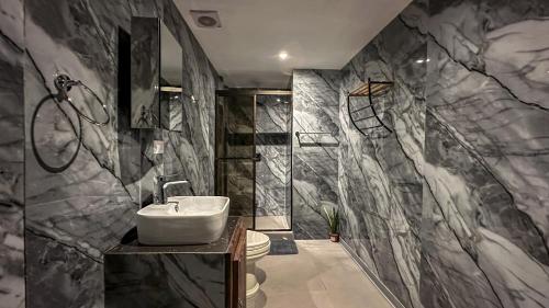 a bathroom with a toilet and a sink in it at Olas del alba in Tapantí