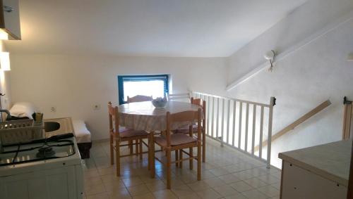 Una cocina con una mesa y sillas en una habitación. en Apartments Iva i Marko, en Marina