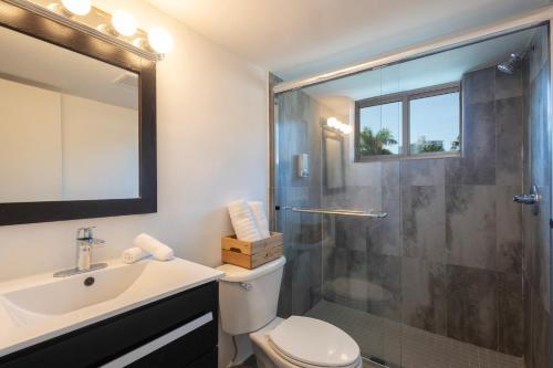 a bathroom with a shower and a toilet and a sink at GroveO5 10 minutes from Miami Beach in Miami