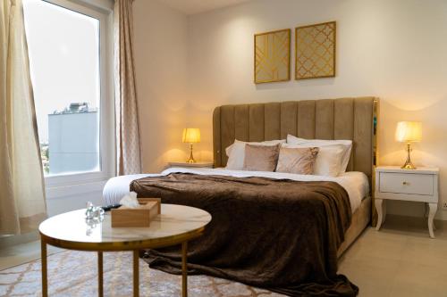 En eller flere senge i et værelse på Elysium Tower Boutique Premium Apartments Centaurus View Islamabad