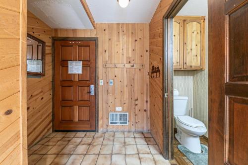 baño con aseo y paredes de madera en 254 Bldg D townhouse, en Donner Lake Village