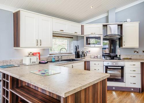 a kitchen with white cabinets and a counter top at Ladera Retreat Lodges in Eaton