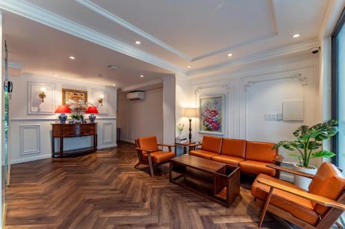 een woonkamer met oranje stoelen en een tafel bij Ngan Ha 2 Apartment in Ho Chi Minh-stad