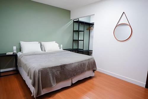 une chambre avec un grand lit avec un miroir au mur dans l'établissement Flat Exclusivo com Piscina Privativa e Vista Incrível, à Fernando de Noronha