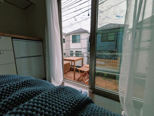 横浜市にあるHan Homes Yokohamaのベッドと大きな窓のある寝室