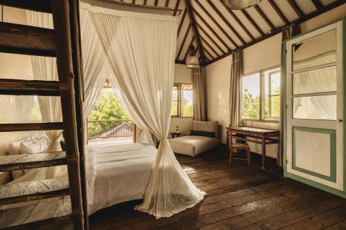 Postel nebo postele na pokoji v ubytování Soft Opening! Magia De Uma Hotel Seminyak