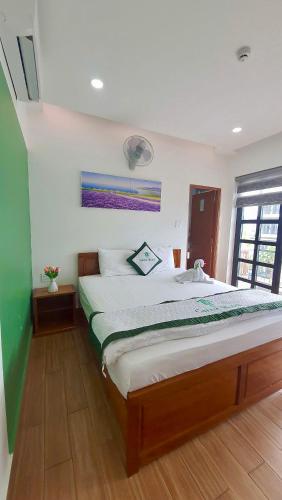a bedroom with a large bed in a room at Thành Hưng Motel in Hà Tiên