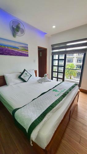 a large bed in a room with a window at Thành Hưng Motel in Hà Tiên