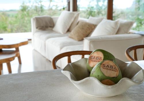 eine Schale mit Obst auf einem Tisch in einem Wohnzimmer in der Unterkunft SABA Lombok in Selong Belanak