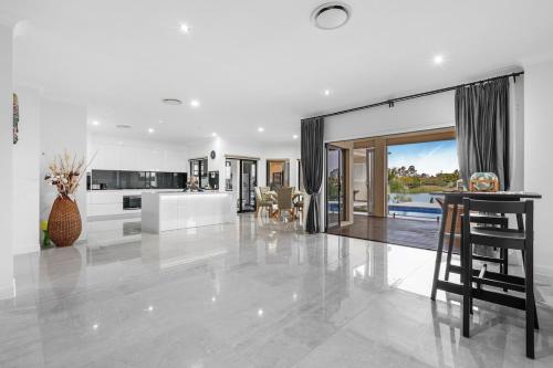 Gallery image of Serene 5BR Waterfront Escape - Prestige in Gold Coast